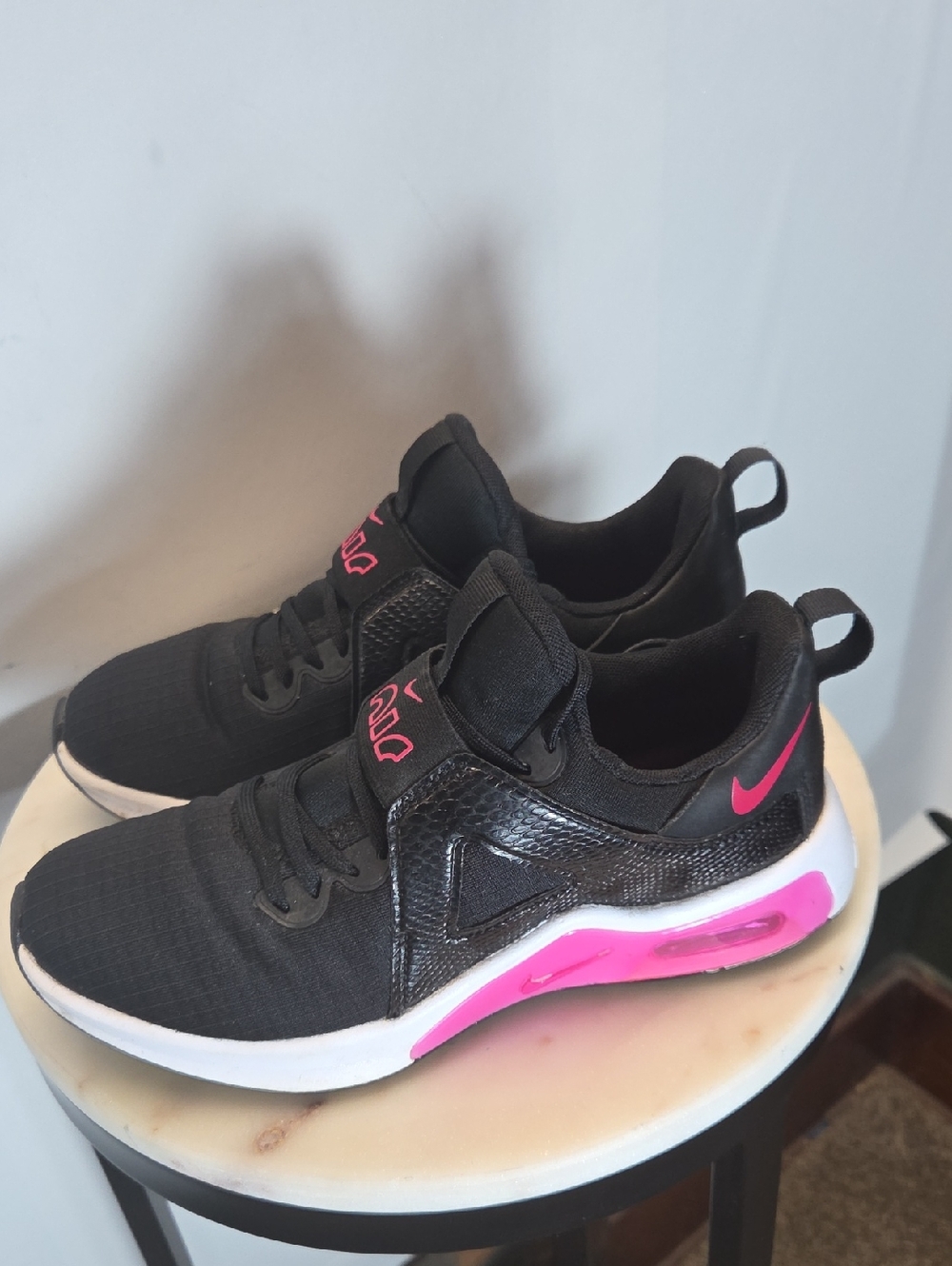 Nike Air Max Bella TR5 Black Athletic Sneakers with Hot Pink Accents Size 6